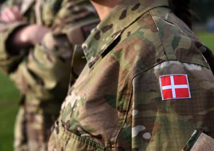 <p>DANİRMARKA, ASKERE ALIMLARDA CİNSİYET AYRIMINI KALDIRACAĞINI AÇIKLAMIŞTI</p>
<p>Danimarka Savunma Bakanı Troels Lund Poulsen, Mart 2024’te yaptığı açıklamada, askerlik hizmetinde cinsiyet ayrımının kaldırılacağını açıklamıştı. </p>