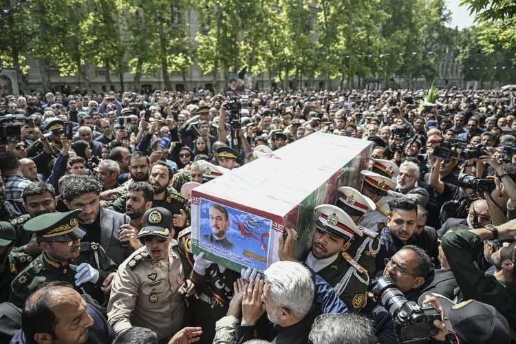 <p>Dışişleri Bakanı Hüseyin Emir Abdullahiyan ise, Rey kentindeki törenin ardından Şah Abdulazim Türbesi'ne defnedildi.</p>