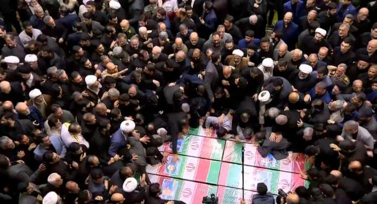 <p>TAHRAN'DAKİ TÖRENDEN GÖRÜNTÜLER</p>
<p> </p>
<p>Cenaze namazı sonrası tabutları taşımak için izdiham yaşandı.</p>