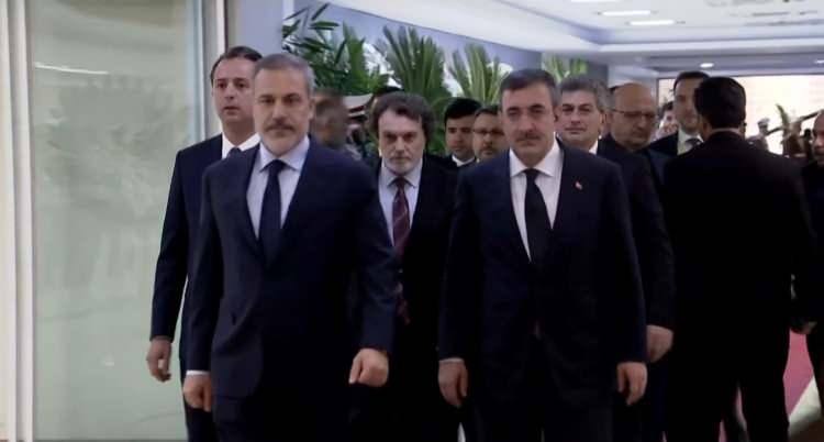 <p><span style="color:rgb(255, 0, 0)"><strong>TÜRKİYE'DEN TÖRENE İKİ İSİM KATILDI</strong></span><br />
<br />
Söz konusu törende Türkiye'yi, Cumhurbaşkanı Yardımcısı Cevdet Yılmaz ve Dışişleri Bakanı Hakan Fidan temsil etti.</p>