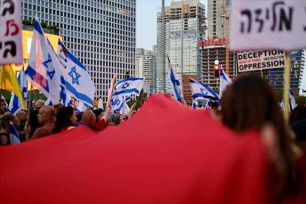 <p>Tel Aviv'deki protestoların adresi, Netanyahu hükümetinin yargı düzenlemelerine karşı yapılan gösterilerde sembolleşen, polisin demir bariyerlerle kapattığı Kaplan Caddesi oldu.</p>

<p> </p>
