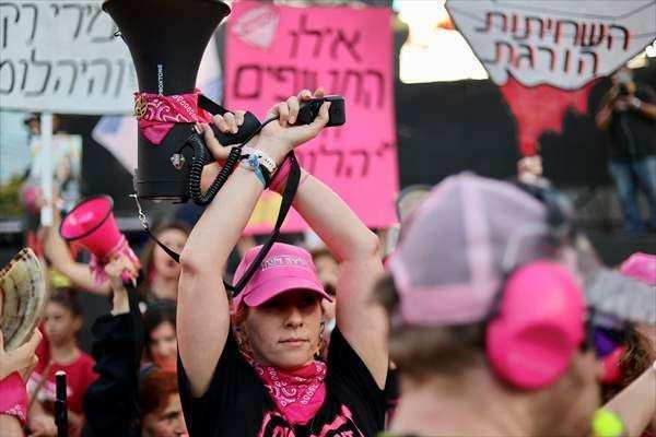 <p>Esirlerin bir an önce evlerine dönmesi çağrısı yaparak davullar ve düdükler çalan protestocular, "Hepsi hemen eve!", "istifa şimdi" yazılı dövizler taşıdı, Netanyahu'yu suçlayan sloganlar attı. </p>
