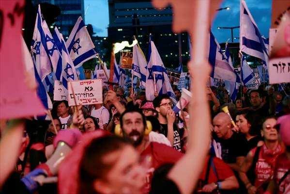 <p>Netanyahu, İsrail ve uluslararası kamuoyunda siyasi nedenlerle Hamas ile esir takası anlaşması yapmamakla suçlanıyor.</p>
<p> </p>