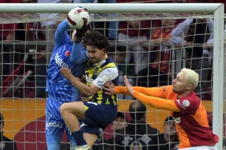 <p>ŞAMPİYONLUK YARIŞINI CANLANDIRDI"<br />
Foot Mercato [Fransa]: "Fenerbahçe şampiyonluk yarışını canlandırdı"</p>

<p>"İstanbul Derbisi, bir şampiyonluk derbisi mi yoksa işleri rayına oturtmak için bir derbi mi olacaktı? Galatasaray, Fenerbahçe ile karşılaştığında söz konusu olan buydu. Sezonun ikinci yarısında olağanüstü bir performans sergileyen (17 galibiyet ve 1 beraberlik) Cimbom şu anda Süper Lig sıralamasının zirvesinde yer alıyor ve bugün berabere kalmaları ya da kazanmaları halinde kupayı müzelerine götürebilirlerdi. Kesinlikle kazanmak zorunda olan Fenerbahçe, çok düşmanca bir atmosfere rağmen daha girişken bir takımdı. Alexander Djiku yaptığı ikinci faulün ardından ikinci sarı karttan oyundan atıldı (22.). Ancak bu ihraç Fener'i yıldırmadı. Takımın metronomu Fred'in mükemmel oyunuyla Fenerbahçe tehlikeli olmaya devam etti. Ligin en iyi iki atağı sessiz kalamazdı. Bir kornerden Çağlar Söyüncü partiyi bozmayı başardı. Fernando Muslera'nın çizgi önünde kaptırdığı topla buluşan Türk oyuncu takımını öne geçirdi (0-1, 71.). Beraberliğe tutunmak isteyen Galatasaray nasıl geri döneceğini bilemedi. Şu anki liderler bu gece Kasım ayından bu yana ilk maçlarını kaybetti ve sezonun ikinci yenilgisini aldı. İstanbul Aslanları'nın artık hataya yeri yok. Şimdi Fenerbahçe'nin sadece üç puan önündeler ve önümüzdeki hafta Konyaspor'a karşı kaybetmemeleri gerekiyor. Fenerbahçe için hala umut var. Sarı Kanaryalar İstanbulspor'u ağırlıyor."</p>
