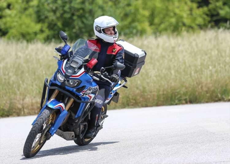 <p>T&uuml;rkiye'nin farklı coğrafi b&ouml;lgelerinde g&ouml;revli jandarma ekipleri, kurumun envanterinde bulunan otomobil, minib&uuml;s, motosiklet ve arazi taşıtı gibi devriye m&uuml;dahale ve trafik ara&ccedil;larını kullanıyor.</p>
