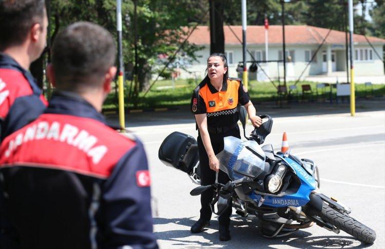 <p>T&uuml;rkiye'de teşkilatın s&uuml;r&uuml;c&uuml; eğitimi verilen tek merkezi olan Bursa Jandarma Trafik Okul Komutanlığındaki eğitimlerde, alanlarında uzman 22 jandarma personeli g&ouml;rev yapıyor.</p>

<p>&nbsp;</p>
