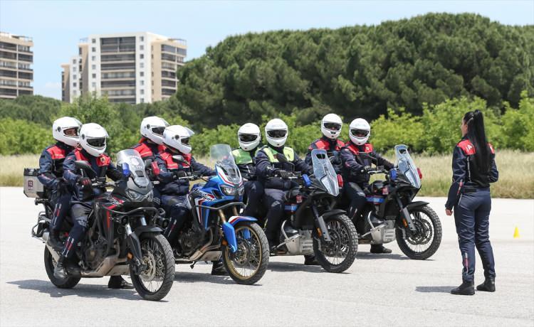 <p>Bursa Jandarma Trafik Okulu Motosiklet B&ouml;l&uuml;m Başkanlığındaki 8 eğitmenden biri olan 35 yaşındaki Astsubay &Uuml;st&ccedil;avuş Torca, 2014 yılında jandarma teşkilatında astsubaylığa başladığını, Ordu ve İzmir'deki g&ouml;revlerinden sonra Ağustos 2020'de Bursa Jandarma Trafik Okul Komutanlığına atandığını s&ouml;yledi</p>

<p>&nbsp;</p>
