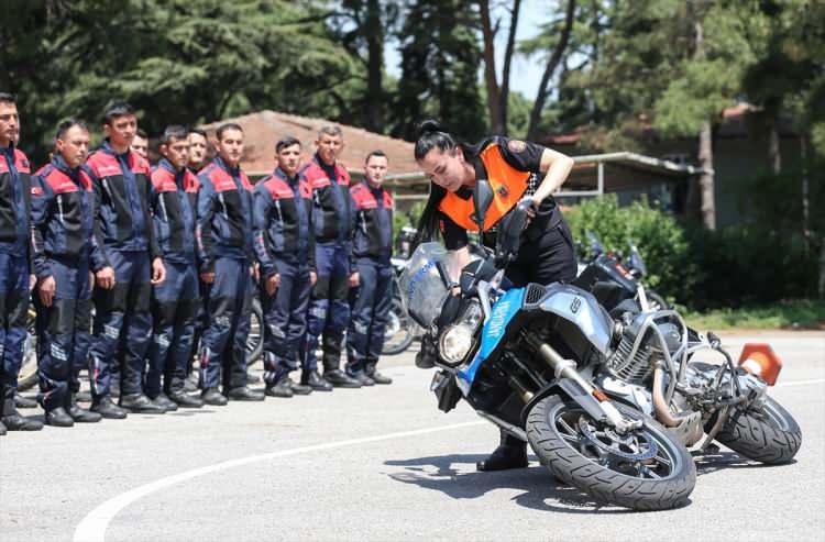 <p>&Ccedil;ocukluğundan bu yana motosiklet sevgisinin olduğunu belirten Torca, teşkilata girdikten sonra bu alanda kurslara katıldığını ifade etti.</p>

<p>&nbsp;</p>
