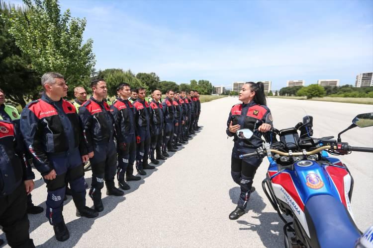 <p>Kursları bitirdikten sonra motosiklet timlerinde g&ouml;rev yaptığını anlatan Torca, "Motosiklet kullanımında tecr&uuml;beli, etkin ve yetkin olmam sebebiyle komutanlarım tarafından Bursa Jandarma Trafik Okul Komutanlığında verilen motosiklet kurslarında eğitici olma fırsatı tanındı. Ben de bana verilen bu fırsatı en iyi şekilde değerlendirerek motosiklet eğitmenliği g&ouml;revimi en iyi şekilde yerine getirmeye &ccedil;alışıyorum." dedi.</p>

<p>&nbsp;</p>
