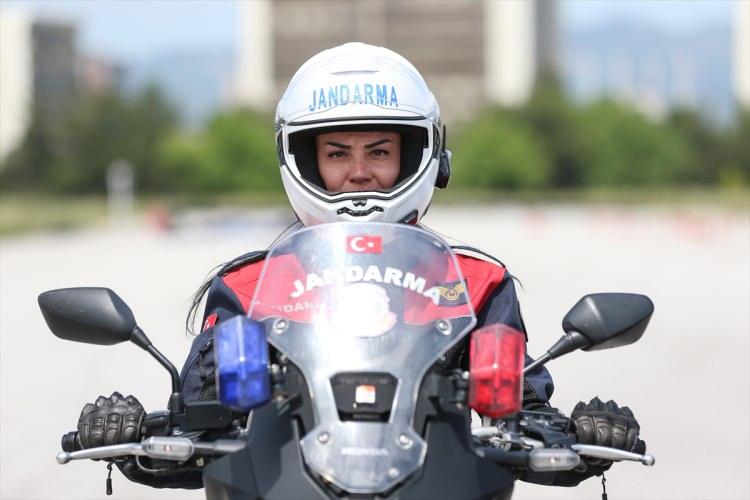 <p>Astsubay &Uuml;st&ccedil;avuş Torca, motosikletli jandarma ekiplerine verilen g&uuml;venli s&uuml;r&uuml;ş eğitiminin 3 hafta trafiğe kapalı alan, 2 hafta g&ouml;zlemli yol s&uuml;r&uuml;ş&uuml; olmak &uuml;zere 5 hafta s&uuml;rd&uuml;ğ&uuml; bilgisini verdi.</p>

<p>&nbsp;</p>
