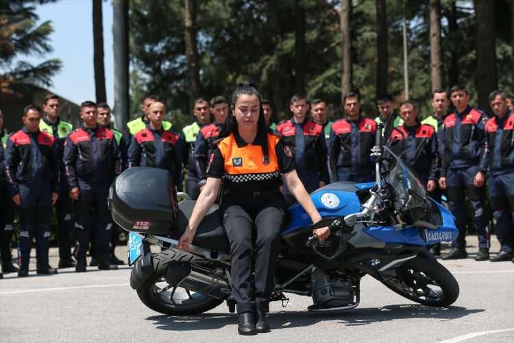 <p>Asayiş ve trafik alanlarındaki timlere uluslararası platformda kabul g&ouml;ren g&uuml;venli ve ileri s&uuml;r&uuml;ş teknikleri kursu verdiklerini anlatan Torca, "Kurslarda yılda yaklaşık 300 jandarma personelini yetiştiriyoruz. Okulumuza gelen kursiyerler beni ilk g&ouml;rd&uuml;klerinde &ccedil;ok şaşırıyor. Hatta g&ouml;r&uuml;p de şaşırmayan yok desem yeridir." ifadesini kullandı.</p>

<p>&nbsp;</p>
