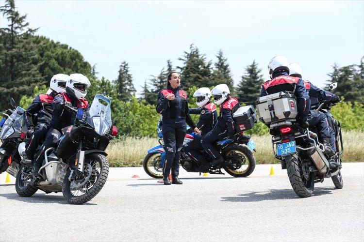 <p>Torca, bir kadının motosiklet s&uuml;r&uuml;c&uuml; eğitmenliği yapmasının, Jandarma Genel Komutanlığında g&ouml;revli diğer kadın personel i&ccedil;in de b&uuml;y&uuml;k bir motivasyon ve gurur kaynağı olduğuna inandığını belirtti.</p>

<p>&nbsp;</p>
