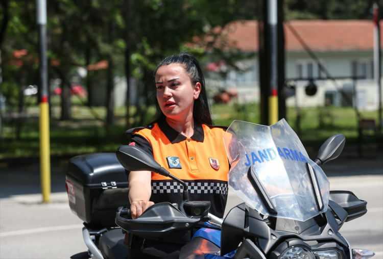 <p>Jandarma Genel Komutanlığında ilk ve tek kadın motosiklet eğitmeni olarak g&ouml;rev yapmaktan gurur duyduğunu dile getiren Torca, şunları kaydetti:</p>

<p>&nbsp;</p>
