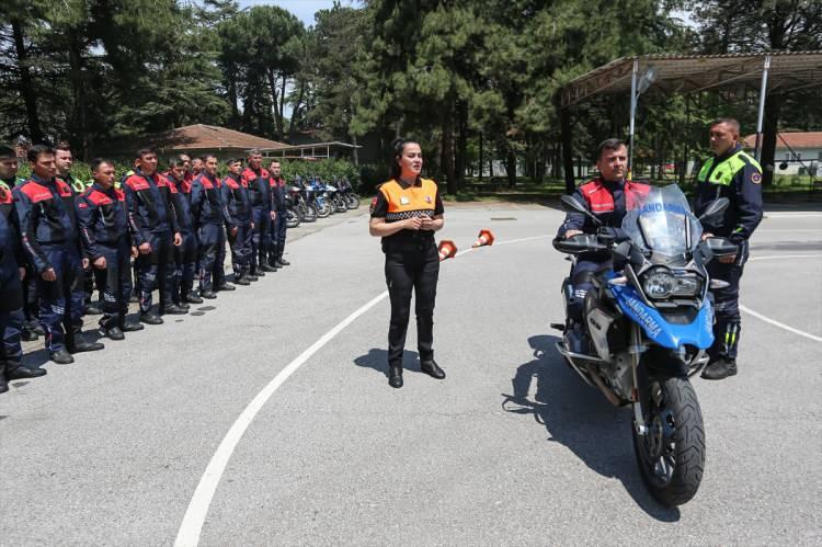 <p>"Vatanını &ccedil;ok seven, g&ouml;revini en iyi yapandır. Vatanı sevmenin kadını erkeği olmaz. &Ccedil;ok sevdiğim mesleğimde, &ccedil;ok sevdiğim g&ouml;revi yapıyorum. Kadın olmak hayallerimizin &ouml;n&uuml;ne ge&ccedil;memelidir. T&uuml;rkiye Cumhuriyeti'nin kurtuluşu olan Milli M&uuml;cadele'de pay sahibi olan Kara Fatma, Halime &Ccedil;avuş, Nene Hatun ve ilk kadın pilotumuz Sabiha G&ouml;k&ccedil;en gibi T&uuml;rk kadınına imkan verildiği zaman neler yapabileceğinin bir kanıtı ve &ouml;rneği olmak beni ayrıca gururlandırıyor."</p>

<p>&nbsp;</p>
