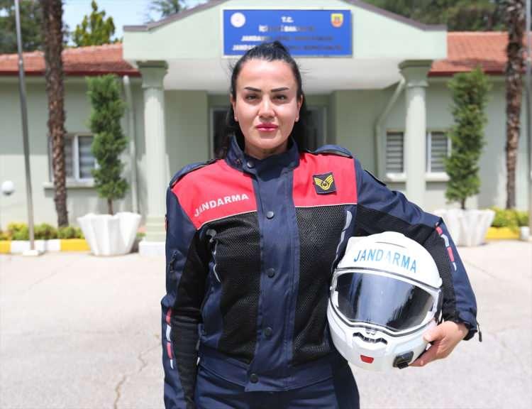 <p><span style="color:#FF0000">İŞİNİ GURURLA YAPIYOR</span></p>
