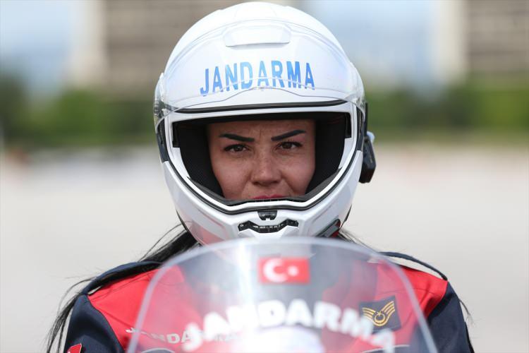 <p>Jandarma Teşkilatı b&uuml;nyesinde tek kadın motosiklet s&uuml;r&uuml;c&uuml; eğitmeni olan Astsubay &Uuml;st&ccedil;avuş G&uuml;l Torca, yaklaşık 300 jandarma personeli yetiştiriyor.&nbsp;</p>
