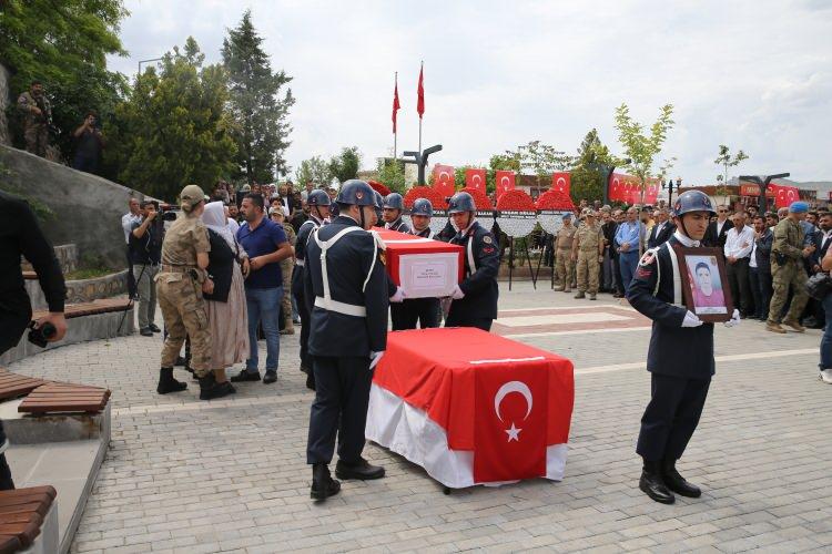 <p>Vali Kemal Kızılkaya, beraberinde Şırnak 23. Piyade Tümen Komutanı Tümgeneral Emre Tayanç, Siirt 3. Komando Tugay Komutanı Tuğgeneral Gaffar Gören ve İl Jandarma Komutanı Tuğgeneral Emrullah Büyük ile Fatih Mahallesi'ndeki Belediye Taziyeevi'nde şehidin babası Hasan Yıldız ve yakınlarıyla görüştü.</p>
