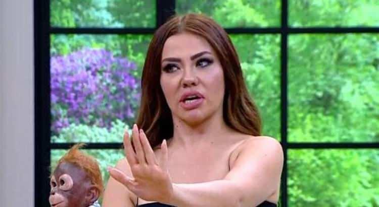 <p>Ünlü şarkıcı, bugün bir televizyon programına çıkarak geçirdiği estetik operasyonlar sonrası yaşadığı zorlukları anlattı. İzleyiciler büyük şaşkınlık yaşarken şarkıcı Lara, herkesi hayrete düşürdü.</p>