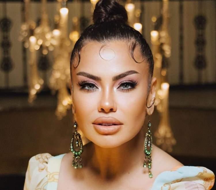 <p>Ünlü şarkıcı dudaklarındaki uyuşukluğun hala geçmediğini ve yaklaşık 2 yıldır bu şekilde yaşadığının da altını çizdi.</p>