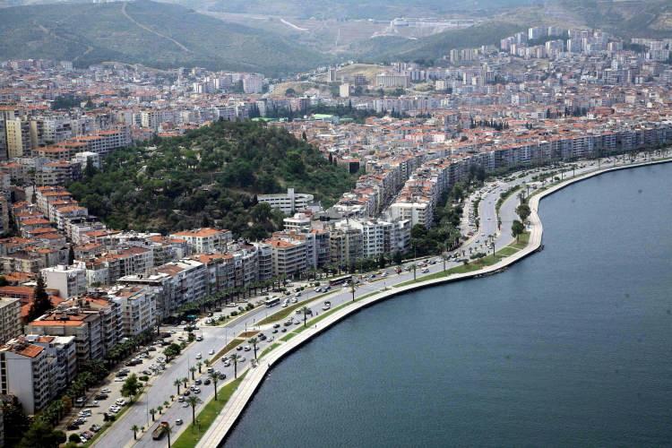 <p><strong>'EMLAKÇININ YETKİ BELGESİ KONTROL EDİLMELİ'</strong></p>
<p>Vatandaşların web sitelerinde kiralık veya satılık ev ararken yapması gerekenleri belirten Güleroğlu, "Emlakçıların sitelerine girerek ve Ticaret Bakanlığı'ndan sorgulayarak ilgili firmanın yetki belgesinin olup olmadığına bakılmalıdır.</p>