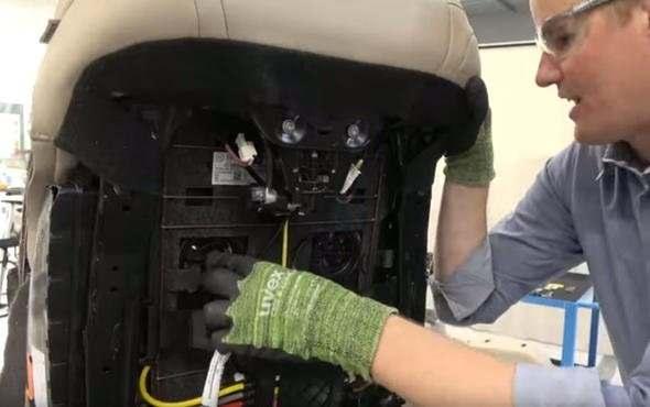 <p>Ön kısımda bulunan hava keseleri fanlar yardımı ile oturanın sırtına sert baskılar yapıyor ve ısınarak sıcak taş etkisi gösteriyor.</p>
<p> </p>