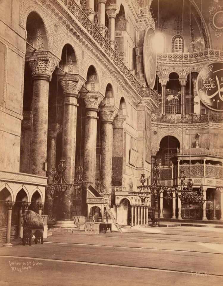 <p><strong>Ayasofya'nın iç kısmı</strong></p>

<p> </p>
