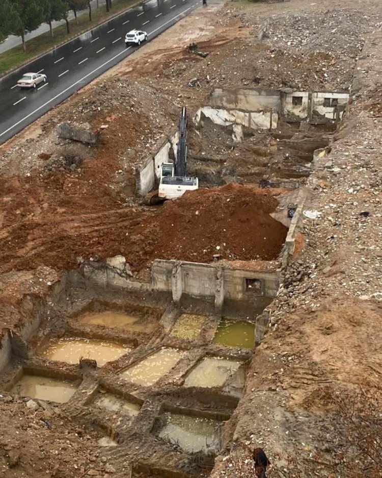 <p>Soruşturma kapsamında toplanan delil, belge, fotoğraf ve videolar bilirkişi i&ccedil;in Konya Teknik &Uuml;niversitesi&rsquo;ne g&ouml;nderildi. 5 kişilik bilirkişi heyeti, yapmış oldukları inceleme ve değerlendirme sonunda hazırladıkları 40 sayfalık raporu savcılığa g&ouml;nderdi. Raporda, zemin et&uuml;d&uuml;yle ilgili yapılan değerlendirme dikkat &ccedil;ekti.</p>

<p>Bilirkişi raporunda zemin et&uuml;d&uuml;ne g&ouml;re yapının 9 katlı olması gerektiği ancak yıkılan binanın 12 katlı olduğu belirtilerek, ş&ouml;yle denildi:</p>

<p>&nbsp;</p>
