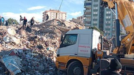 <p>Sitenin yıkılmasıyla ilgili başlatılan soruşturmada binanın müteahhitleri Hacı Ahmet Ersoy (80) ve Ali Babaoğlu (61) ile jeoloji mühendisi Ömer Tarakçıoğlu hakkında gözaltı kararı verildi. Adresinde bulunamayan, aynı zamanda statik proje müellifi ve fenni mesul de olan Ali Babaoğlu hakkında 14 Şubat 2023’te yakalama kararı çıkartıldı. Diğer 2 şüpheli ise sorgularının ardından adli kontrol kararı ile serbest bırakıldı.</p>