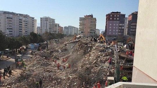 <p>Kahramanmaraş'ta Şehit Abdullah Çavuş Mahallesi’nde bulunan 3 bloklu Palmiye Sitesi, 6 Şubat 2023'te meydana gelen depremde yıkıldı. Yıkılan binalarda 150 kişi hayatını kaybederken, 16 kişi yaralandı, 2 kişi ise bulunamadı.</p>