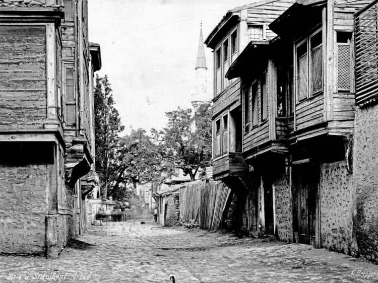 <p>İstanbul'da cumbalı ahşap evler. / 1915</p>
<p> </p>