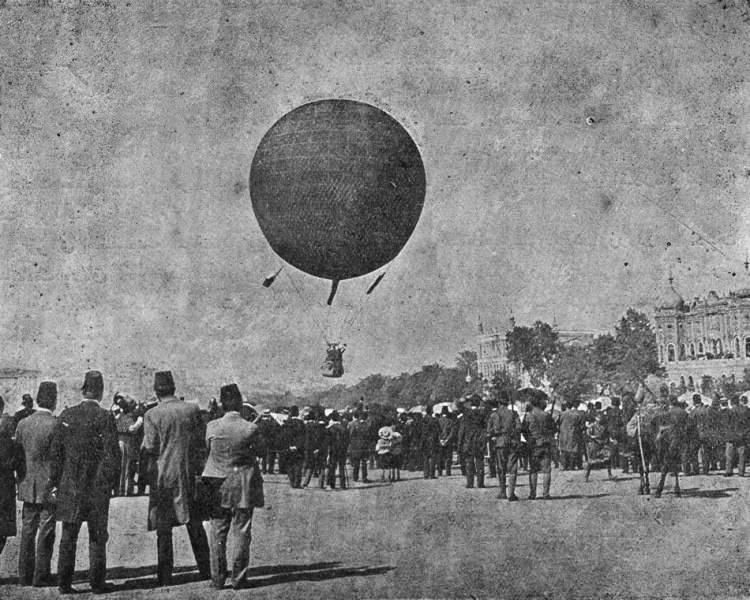 <p>Taksim Topçu Kışlası üzerinde İstanbul'da ilk defa hidrojen balonu uçuruldu. Balona binenler İstanbul'u havadan görme şansı elde etti. / 10 Mayıs 1909</p>
<p> </p>