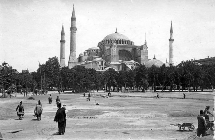 <p>Sultanahmet Parkı'nda yapım çalışmaları devam ediyor. Ayasofya Müzesi arkada. / 1920</p>
<p> </p>