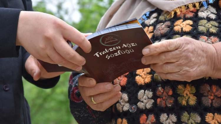 <p>Trabzon'un Arsin ilçesindeki Organize Sanayi Bölgesi Mesleki ve Teknik Anadolu Lisesi'nde Türk dili ve edebiyatı öğretmeni olarak çalışan Tuğba Canım, öğrencileriyle yaptığı araştırmalar sonucunda Trabzon ve çevresinde kullanılan kelimelerin yer aldığı Trabzon Ağzı Sözlüğü hazırladı.</p>
