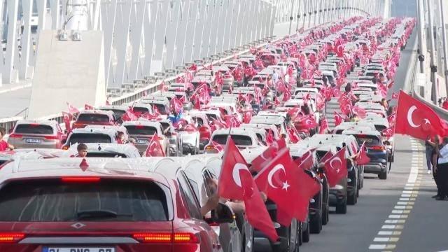 <p>Türkiye Otomotiv Parça ve Yan Sanayicileri Derneği (TAYSAD) Başkanı Albert Saydam,<strong> "Proje, Türkiye otomotiv sektöründe önemli bir kilometre taşını temsil ediyor ve ülkenin küresel elektrikli araç pazarında önemli bir oyuncu olma hedefini simgeliyor." </strong>dedi.</p>
