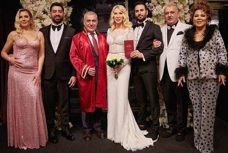 <p><span style="color:#B22222"><strong>"BİZ BİRBİRİNE SEVGİYLE BAKAN ÇİFTİZ"</strong></span></p>
<p><strong>Hakkında yapılan haberlere bu haberlerden beslenenler var diyen Sayan, "İlgi çekiyor diye bu haberleri yapıyorlar herhalde. Yoksa bu insanların zoru ne? Rastlıyorsunuzdur orada burada biz el ele gezen, birbirine sevgi ile bakan bir çiftiz" dedi.</strong></p>
