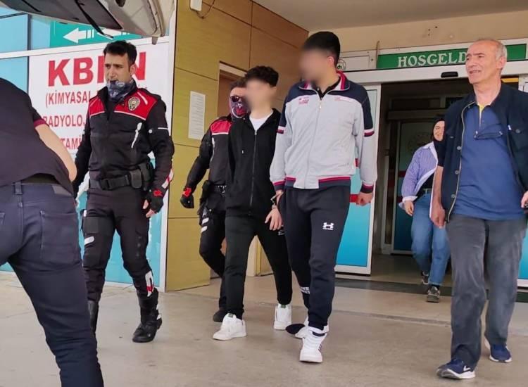 <p>Bursa'da yaşları 14 ve 17 arasında değişen gen&ccedil;lerin sosyal medyadaki kavgaları sokağa taşındı.&nbsp;</p>

<p>&nbsp;</p>
