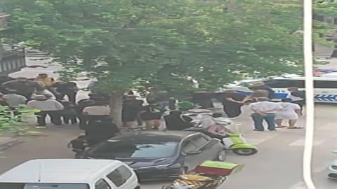 <p>İddiaya g&ouml;re, H.K. ile Yusuf G. arasında sosyal medyada başlayan tartışma, kısa s&uuml;rede b&uuml;y&uuml;d&uuml;. İstiklal Caddesi&rsquo;nde buluşan H.K. ile Yusuf G. ve arkadaşı Seyfi E. arasında &ccedil;ıkan tartışma, gerginliğin artması sonucu kavgaya d&ouml;n&uuml;şt&uuml;.&nbsp;</p>
