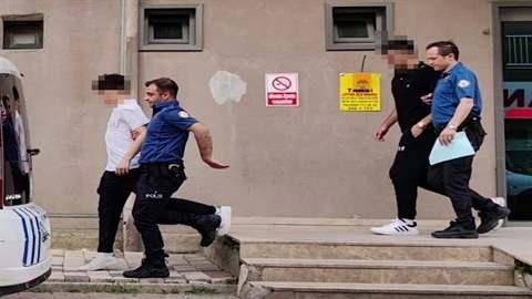<p>Polis ekiplerinin &ccedil;alışması sonucu g&ouml;zaltına alınan Seyfi E. ve Yusuf G., polis merkezindeki işlemlerinin ardından adliyeye sevk edildi. Ş&uuml;pheliler, &ccedil;ıkarıldıkları mahkemece tutuklanarak cezaevine g&ouml;nderildi.</p>
