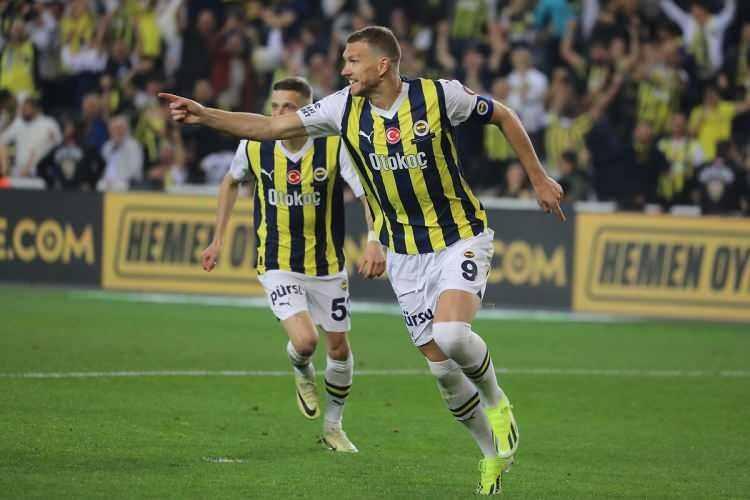 <p>* Edin Dzeko - Fenerbahçe<br />
<br />
* 21 gol</p>