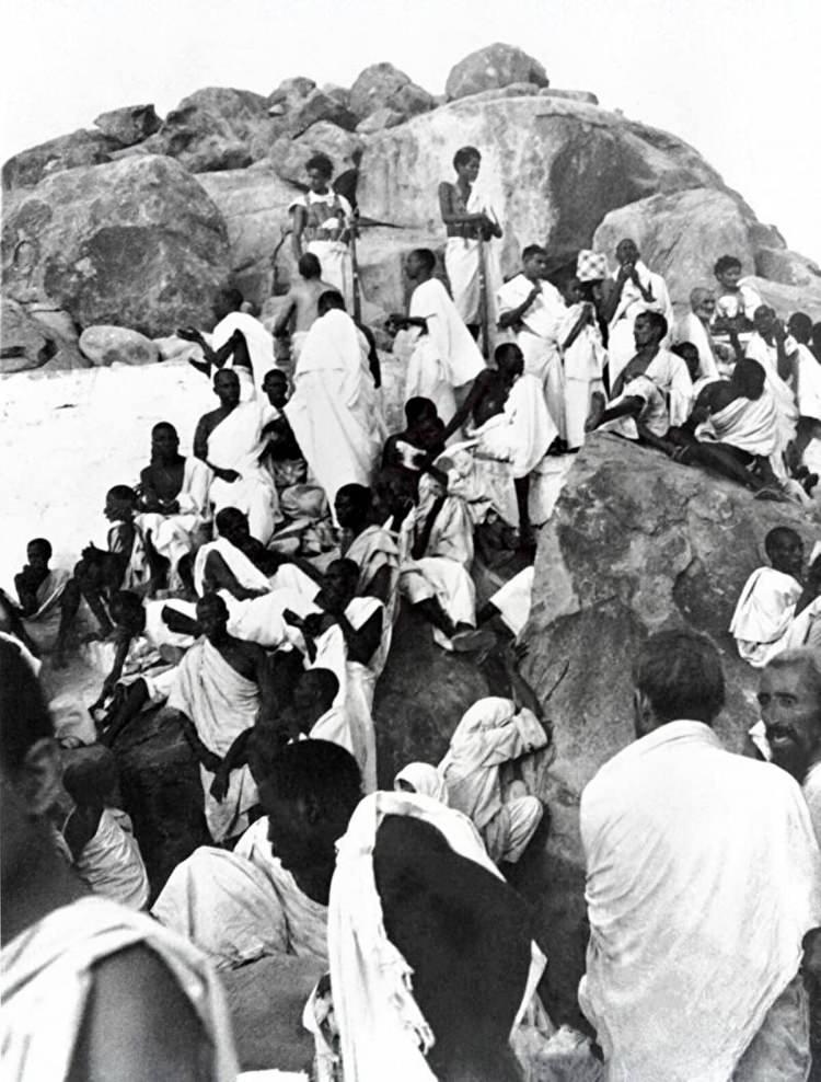 <p>K&acirc;be'nin Mart 1933'te &ccedil;ekilmiş bir fotoğrafıyla başlayan bu fotoğraf se&ccedil;kisi, aynı b&ouml;lgenin 1979'da &ccedil;ekilmiş bir fotoğrafıyla sonlanmaktadır. Aradan ge&ccedil;en 50 yıllık s&uuml;re&ccedil;te, 72 milletten M&uuml;sl&uuml;manın Hac farizasını yerine getirirken yaşadığı farklılıklar da d&ouml;nemin canlı kanıtları fotoğraflarla aşik&acirc;rdır.</p>

<p><span style="color:#800000"><em><strong>Mekke'de toplanan hacılar, Kasım 1948.</strong></em></span></p>
