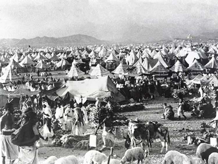 <p><span style="color:#800000"><strong>Hz. Muhammed&rsquo;in hutbesinin b&uuml;y&uuml;k bir kısmını irad ettiği Arafat Dağı&rsquo;nın batısındaki hacı &ccedil;adırları, Kasım 1948.</strong></span></p>

<p>&nbsp;</p>
