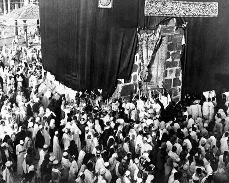 <p>K&acirc;be'nin etrafında tavafa duran hacılar, Kasım 1948.</p>

<p>&nbsp;</p>
