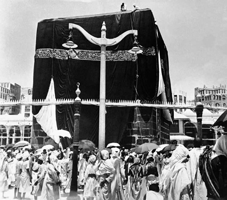<p>1953 yılı Kurban Bayramı Arefe&rsquo;sinde K&acirc;be&rsquo;nin &ouml;rt&uuml;s&uuml; değiştirilirken &ccedil;ekilmiş nadir bir fotoğraf.</p>

<p>&nbsp;</p>
