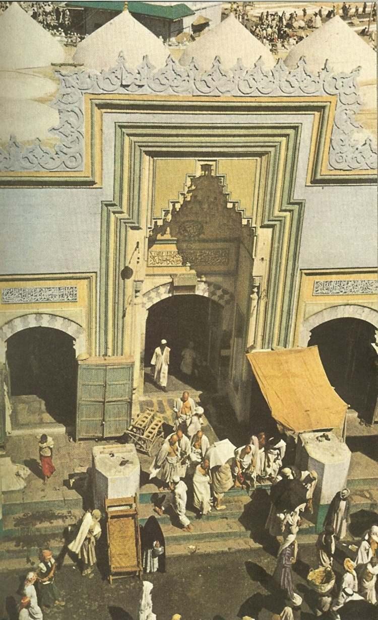 <p>Mescid-i Har&acirc;m'ın giriş kapılarından birinin &ouml;n&uuml;ndeki hazcılar, 1953.</p>

<p>​</p>
