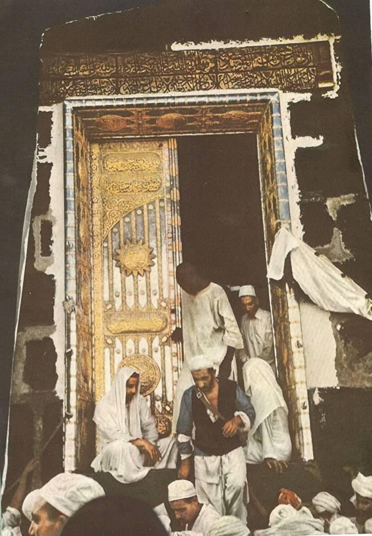<p>Eski d&ouml;nemlerde kutsal ibadetlerini eda eden M&uuml;sl&uuml;manlar, K&acirc;be'nin i&ccedil;ine girebiliyordu, 1953.</p>

<p>&nbsp;</p>
