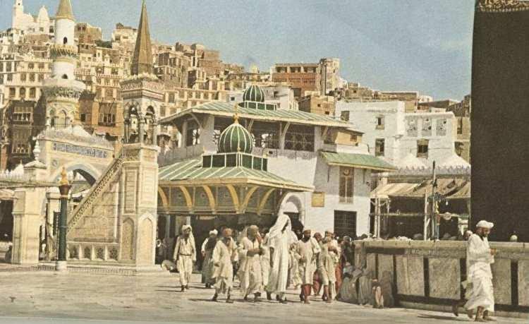 <p>O zamanlar, g&uuml;n&uuml;m&uuml;zdeki kadar kalabalık olmadığı i&ccedil;in tavaf yapmak daha kolaydı, 1953.</p>

<p>&nbsp;</p>
