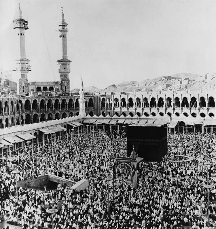 <p>Solda Zemzem Kuyusu&rsquo;nun girişinin g&ouml;z&uuml;kt&uuml;ğ&uuml; K&acirc;be&rsquo;nin etrafı hacılarla &ccedil;evrili, Mart 1967.</p>

<p>&nbsp;</p>
