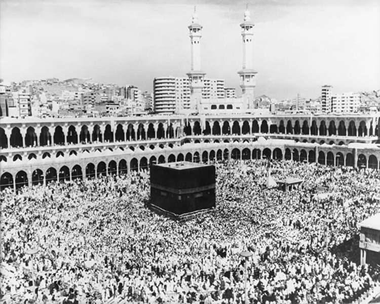 <p>Hac vazifesini yerine getiren M&uuml;sl&uuml;manlar K&acirc;be'nin etrafında tavaf ediyor, 1979.</p>

<p>&nbsp;</p>
