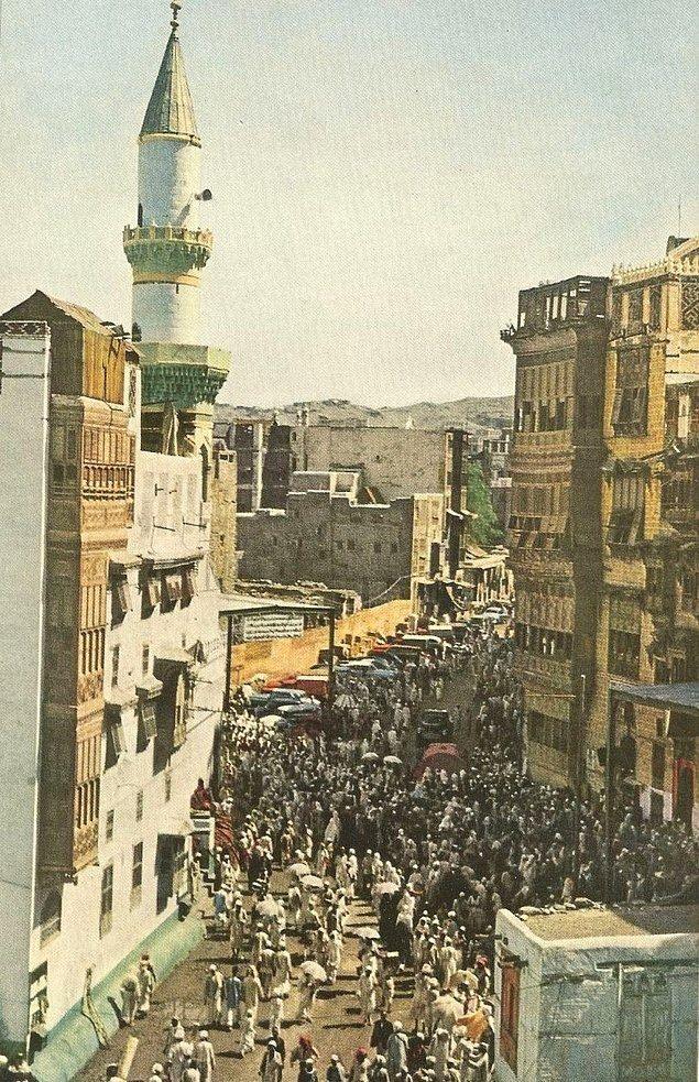 <p>Mekke&rsquo;nin işlek bir sokağı. Osmanlı d&ouml;neminden kalma bir minare de fotoğrafta g&ouml;r&uuml;nmekte.</p>

<p>&nbsp;</p>
