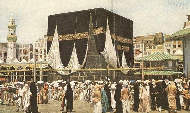<p>Kabe&rsquo;nin &uuml;zeri &ouml;rt&uuml;l&uuml;rken &ccedil;ekilmiş bir fotoğraf.</p>

<p>&nbsp;</p>
